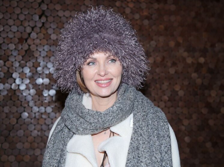 Актриса Елена Ксенофонтова встречает Новый год в хвойном лесу: дома у звезды уже красуются четыре ёлки