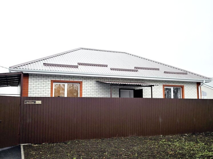 В Корочанском округе семья с ребенком-инвалидом получила ключи от нового жилья