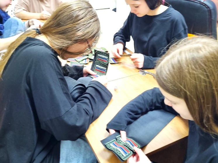 Юная участница волонтёрского движения из Югры создала «Символ мужества»: за два года изготовлено 260 шевронов для участников СВО