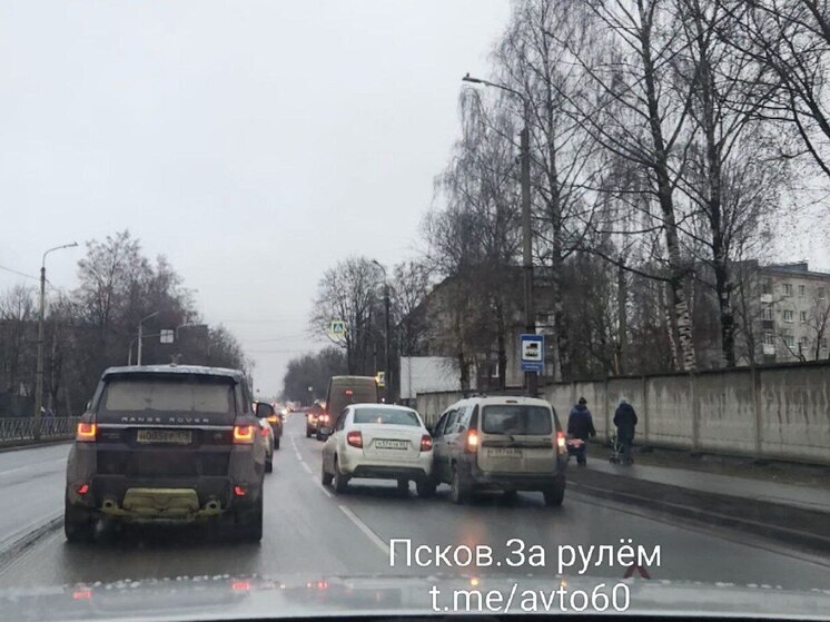 Авария мешает движению на улице Юбилейной