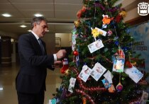 Василий Орлов присоединился к традиционной благотворительной акции «Стань Дедом Морозом», выбрав три письма с желаниями от ребят, оказавшихся в трудной жизненной ситуации