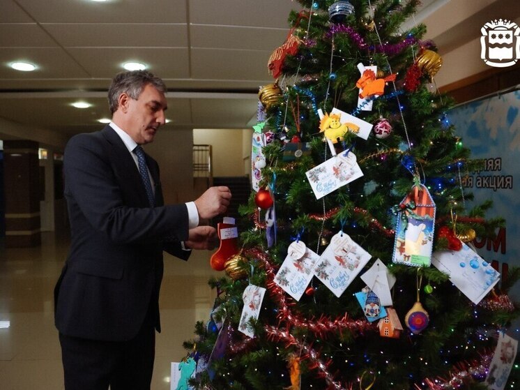 Василий Орлов присоединился к традиционной благотворительной акции «Стань Дедом Морозом», выбрав три письма с желаниями от ребят, оказавшихся в трудной жизненной ситуации