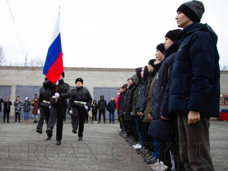 Из Кургана в армию отправили выпускников ссузов и вузов