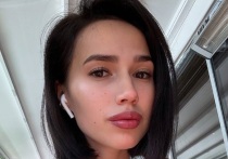 Олимпийская чемпионка по фигурному катанию Алина Загитова появилась на светском мероприятии в обновленном образе. Титулованная спортсменка выбрала смелый наряд и сменила прическу.