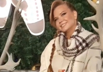 Соведущая Ивана Урганта, актриса Алла Михеева появилась на мероприятии, которое проходило на катке, и вызвала удивление присутствующих своим внешним видом Дело в том, что Алла серьезно похудела, так что у многих накопились вопросы к артистке, мол, что случилось? «МК» поспешил выяснить ответы у самой ведущей