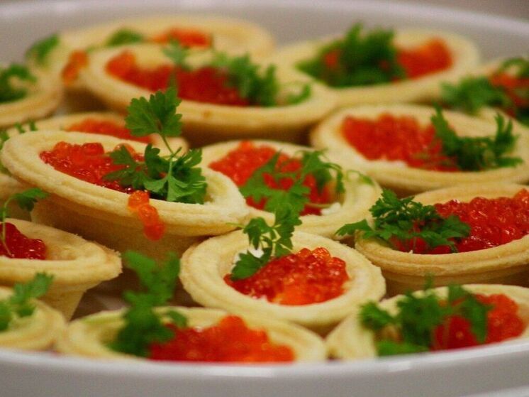 Омич потерял 40 тысяч рублей при покупке красной икры