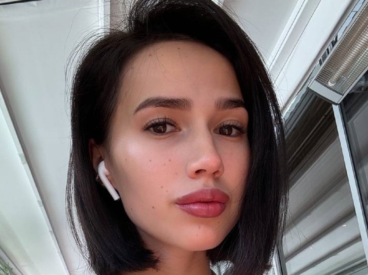 Олимпийская чемпионка по фигурному катанию Алина Загитова появилась на светском мероприятии в обновленном образе. Титулованная спортсменка выбрала смелый наряд и сменила прическу.