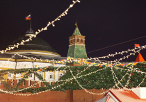 Самая большая иллюзия — считать, что у бабушки «всё есть». На самом деле, с годами материальное теряет ценность, а на первый план выходит иное: ощущение связи, значимости и тепла в руках. Новогодний подарок для бабушки — это не транзакция, а ритуал. Возможность сказать: «Ты — наша живая история, и мы это помним».