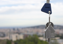 На прямой линии с жителями губернатор Курской области Александр Хинштейн подробно ответил на один из самых острых вопросов: как урегулировать рыночную стоимость квадратного метра при использовании жилиссертификата и оформлении ипотеки