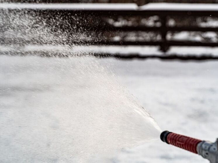 В парке Гагарина в Южно-Сахалинске готовят к открытию первый каток с айс-матами