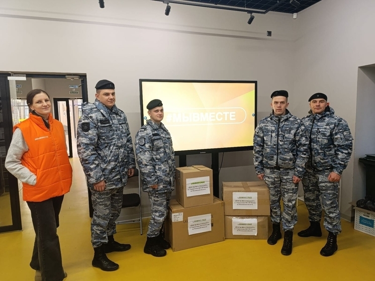 Судебные приставы Псковской области передали новогодние подарки бойцам СВО