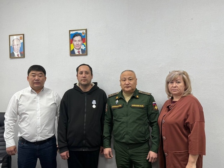 Жителю Калмыкии вручили медаль «За отвагу»