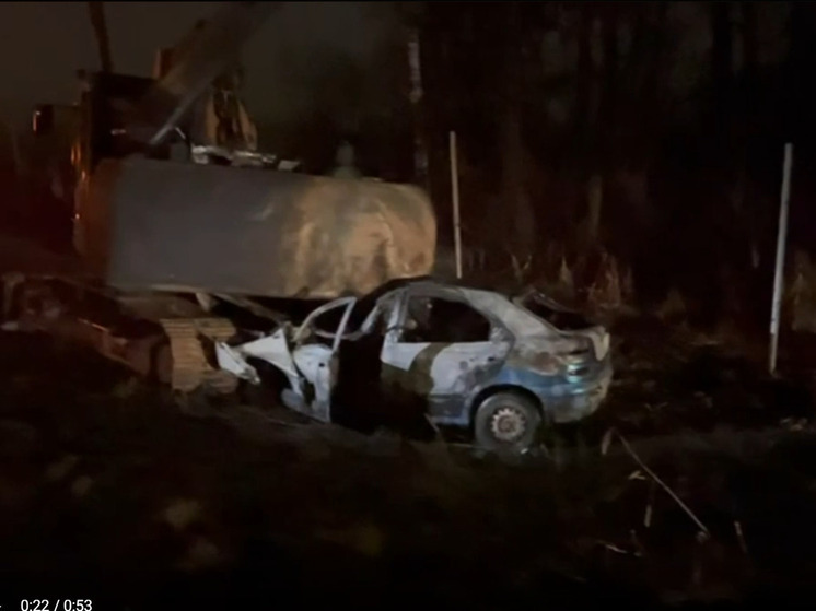 В Ярославской области водитель легкового авто въехал под экскаватор и погиб