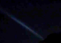 Жители Великобритании стали свидетелями загадочного явления: вдоль восточного побережья от Шотландии до Эссекса наблюдались странные вертикальные лучи света, а несколько часов спустя на севере страны произошло ощутимое землетрясение