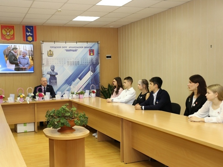 В Мирном наградили социально активную молодежь