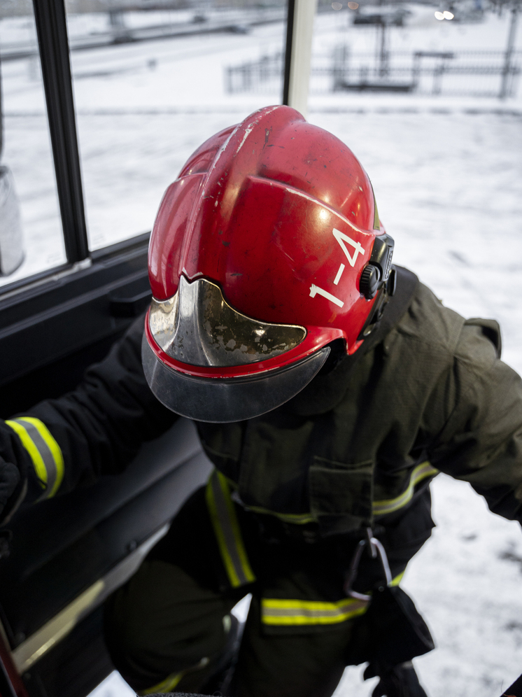 В результате пожара в частном доме в Новосибирске один человек погиб, двое пострадали