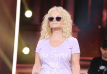 Певица Лариса Долина вечером 5 декабря выступила по телевидению с «обращением к нации» и пообещала вернуть Полине Лурье деньги за квартиру - все 100 с лишним миллионов