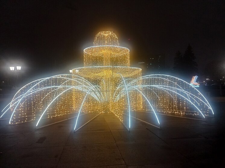 В Курске на Театральной площади зажгли каркасный фонтан