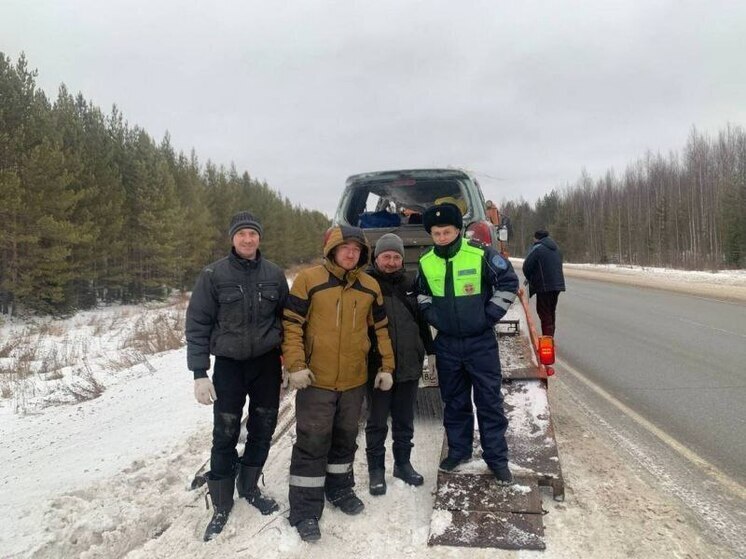 Госавтоинспекторы Нефтеюганского района помогли водителям, застрявшим в снегу
