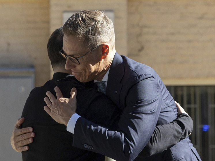 «А еще Макрон называл тебя  земляным червяком, » - доложили Верховному мировому  Каа, ака президенту США сразу два крупнейших мировых издания : сначала немецкий Der Spiegel