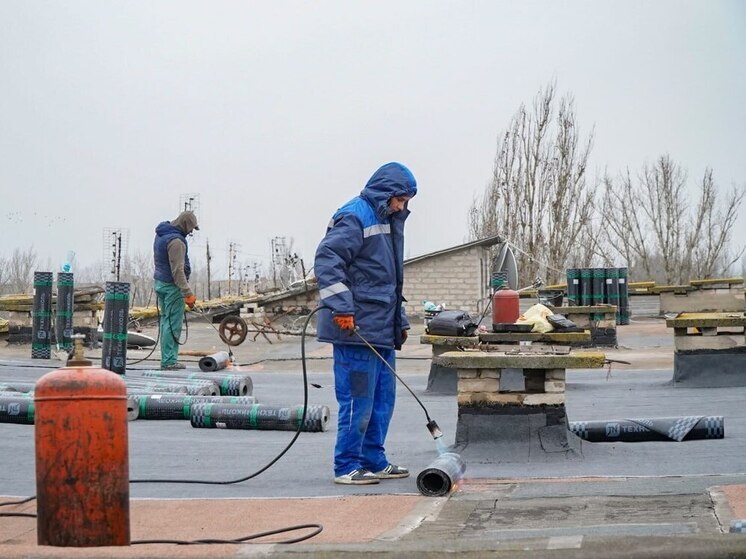 В запорожском посёлке устраняют протечку крыши дома по обращению жителя