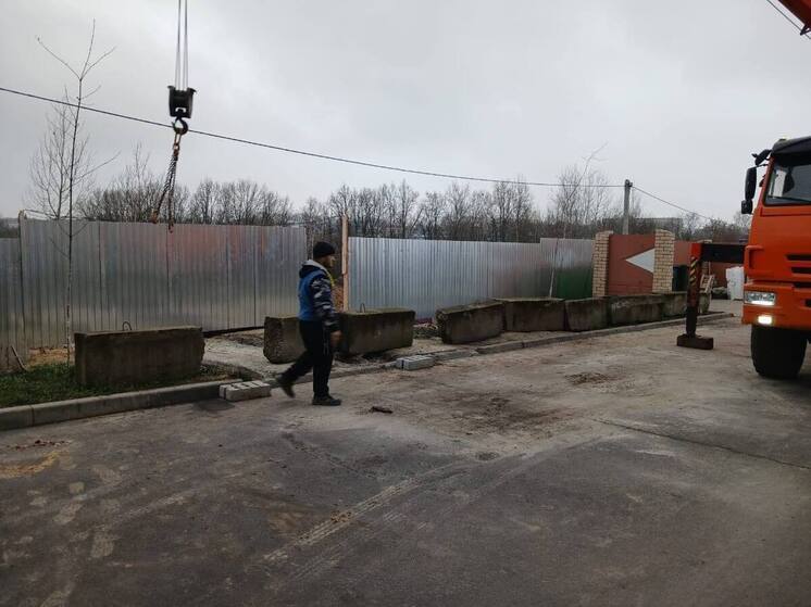 В Курске остановят стройку из-за снесенных бордюров и поломанных деревьев
