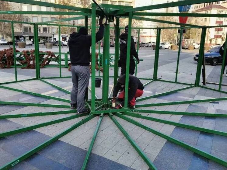 На Главной городской площади Краснодара устанавливают ёлку