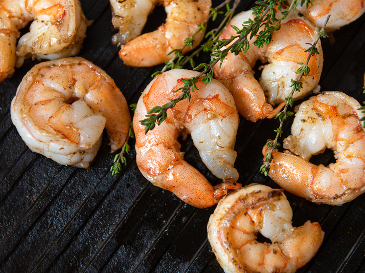 Роспотребнадзор дал рекомендации по выбору качественных креветок к Новому году