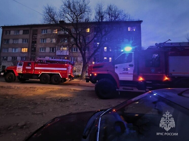 Четырнадцать человек эвакуировались из кыштымского дома, спасаясь от пожара