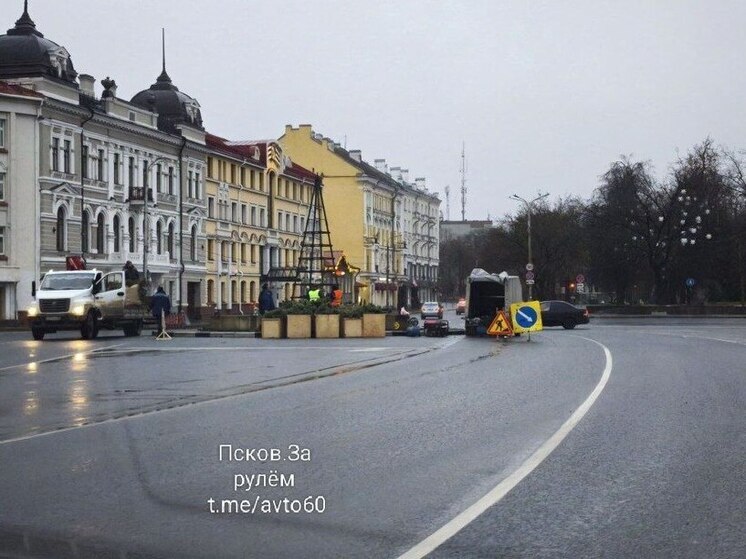 На Октябрьской площади начались работы по установке новогодней ёлки
