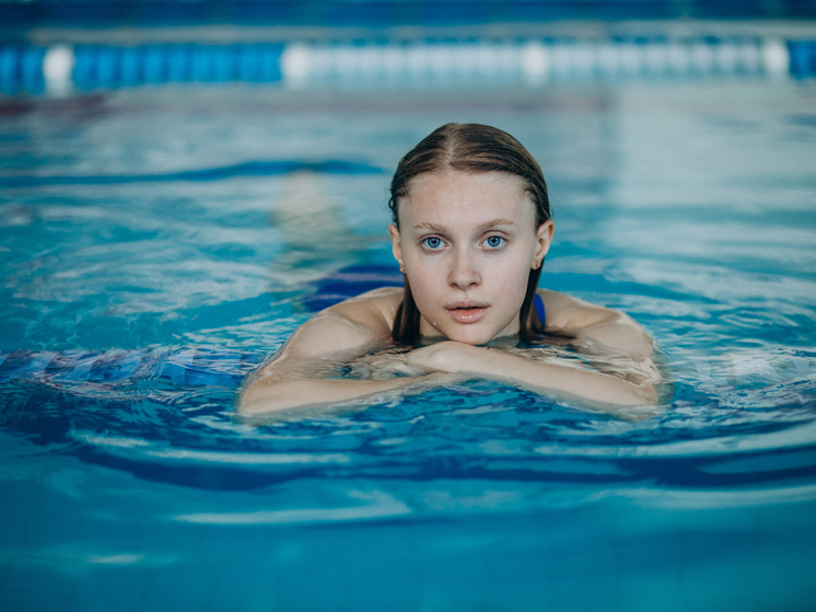 Тренеру по плаванию в Красноярске обвиненяют в домогательствах к несовершеннолетним ученицам
