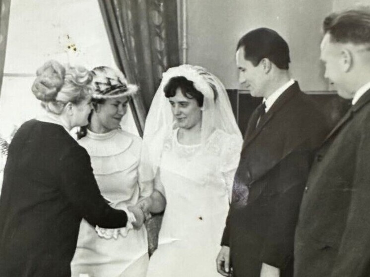 Красноярские супруги Виктор и Раиса Дерюгины отметили 55 лет совместной жизни — изумрудную свадьбу