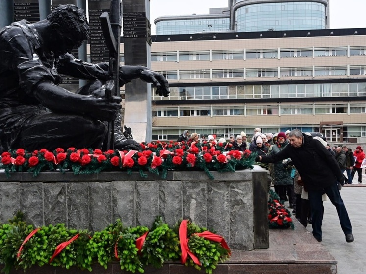 В Екатеринбурге возложили цветы к «Черному тюльпану» в честь Дня героев Отечества
