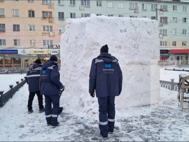 Снежная лошадь украсит площадь Мончегорска