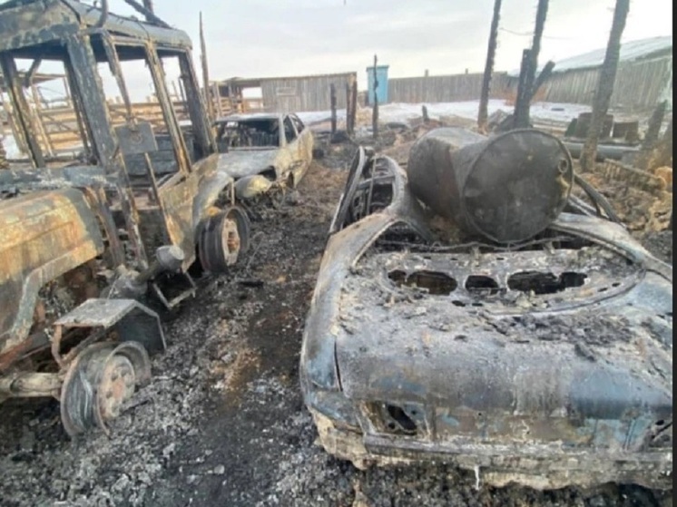 Гараж, два авто и трактор сгорели в Черемховском районе