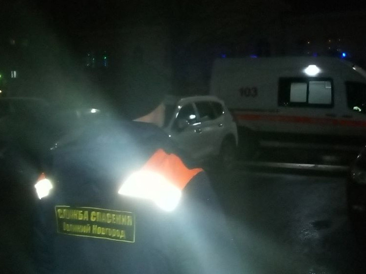 Новгородские спасатели вытащили из котлована 15-летнего подростка