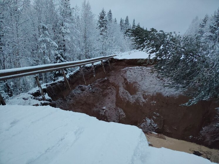 На автодороге Архангельск-Онега размыто дорожное полотно: проезд невозможен