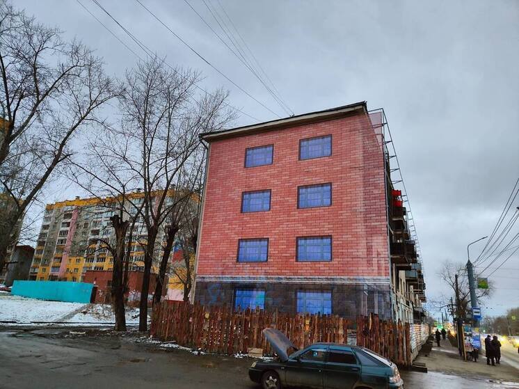 Аварийный дом на гостевом маршруте Челябинска закрыли фальшфасадом
