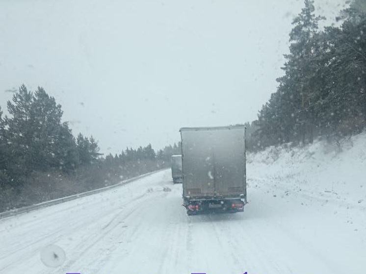 На федеральной трассе «Байкал» в Бурятии образовались многокилометровые пробки из-за сильного снегопада