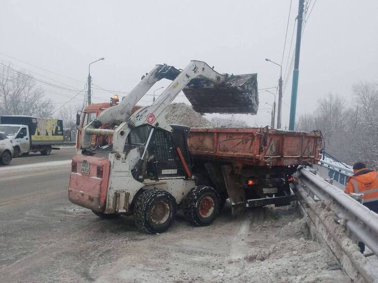 В Иркутске продолжается противогололёдная обработка