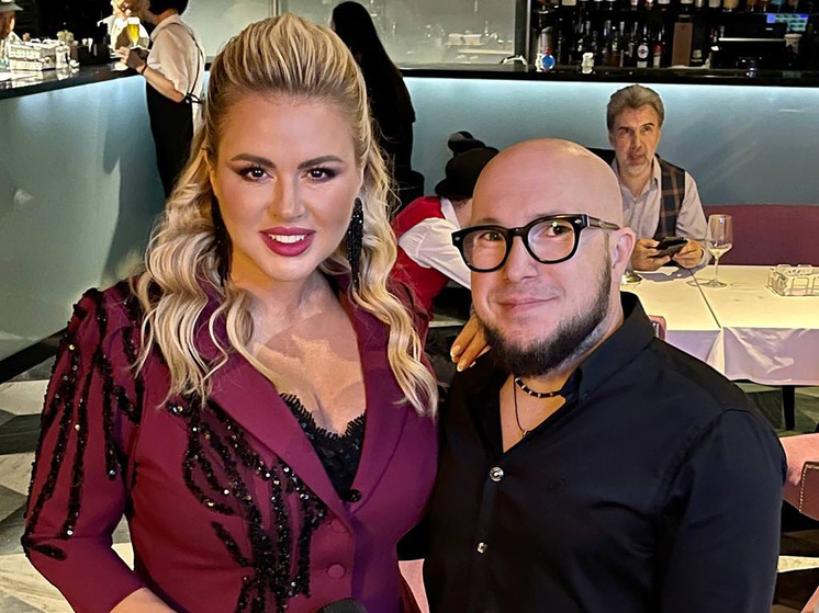 Директор Анны Семенович Рольгейзер решил стать певцом