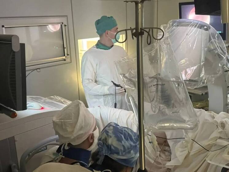 В астраханской больнице впервые провели эндоскопическую комбинированную операцию на почке