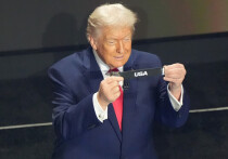 В Вашингтоне прошла жеребьёвка ЧМ-2026. В ходе церемонии ФИФА впервые вручила «Премию мира ФИФА» Дональду Трампу, не раскрыв критериев отбора. Критике также подверглось назначение Иванки Трамп на пост в 100-миллионном образовательном проекте, финансируемом за счёт продажи билетов. Сборная США получила одну из самых лёгких групп, что усилило подозрения в фаворитизме ФИФА к Дональду Трампу.