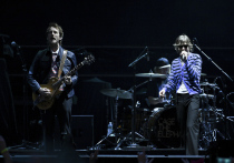 Кто из больших поп- и рок-звезд только не отметился за десятилетия в культовой музыкальной теме, сочиненной Джоном Барри, как и в других саундтреках к знаменитой «бондиане»: от Ширли Бэсси до Адель, от Пола Маккартни до Мадонны, от Duran Duran до Билли Айлиш