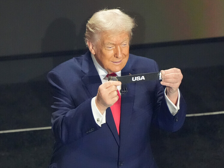 В Вашингтоне прошла жеребьёвка ЧМ-2026. В ходе церемонии ФИФА впервые вручила «Премию мира ФИФА» Дональду Трампу, не раскрыв критериев отбора. Критике также подверглось назначение Иванки Трамп на пост в 100-миллионном образовательном проекте, финансируемом за счёт продажи билетов. Сборная США получила одну из самых лёгких групп, что усилило подозрения в фаворитизме ФИФА к Дональду Трампу.