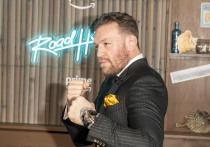 Конор Макгрегор выразил желание провести бой за титул чемпиона UFC в полусреднем весе против Ислама Махачева, чтобы стать трёхкратным чемпионом. Махачев, первый российский двукратный чемпион UFC, перешёл в полусредний вес в 2025 году и завоевал пояс, победив Джека Делла Маддалену. Макгрегор не дрался с июля 2021 года и отбывает дисквалификацию до 20 марта 2026 года.