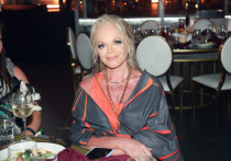 По последним сведениям, Лариса Долина все-таки согласилась выплатить Полине Лурье деньги за проданную квартиру, которая осталась по решению суда в собственности певицы и вызвала целую череду подобных дел, когда продавцы жилья, чаще всего немощные бабушки, отказывались покидать уже чужую собственность, заявляя, что продавали ее «не в себе»