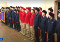 На турнире, посвященном казачьей культуре, участники демонстрируют богатую историю и традиции своего народа через энергичные танцы и мастерство владения оружием