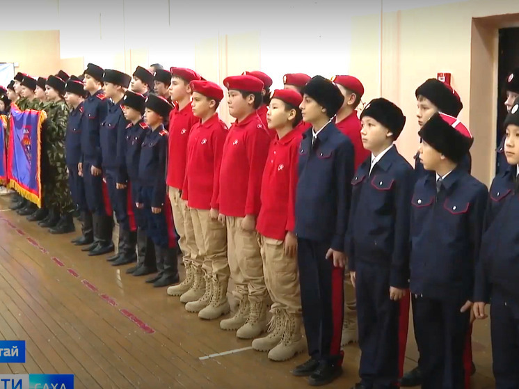 На турнире, посвященном казачьей культуре, участники демонстрируют богатую историю и традиции своего народа через энергичные танцы и мастерство владения оружием