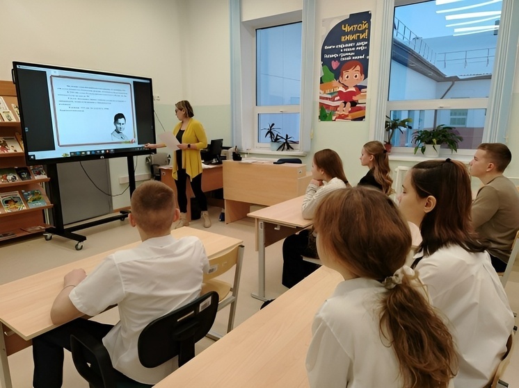 В школе села Тельвиска для учеников 8-9 классов прошел «Патриотический час»